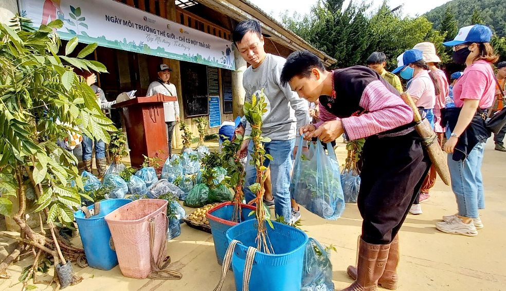 Trung tâm Con người và Thiên nhiên (PanNature) tổ chức hoạt động “Ngày Môi trường ta đi trồng cây” nhằm góp phần phủ xanh các khoảnh rừng trống trong diện tích rừng phòng hộ tại xã Vân Hồ, huyện Vân Hồ, tỉnh Sơn La